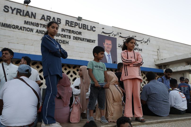 سوريون فارون من الحرب في لبنان يصلون إلى المعبر الحدودي السوري اللبناني في جديدة يابوس، سوريا، الأربعاء، 25 سبتمبر 2024.