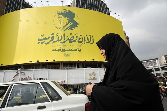 بنری با عکس حسن نصرالله در تهران