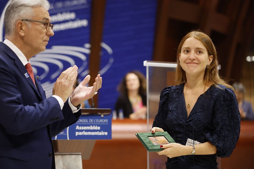 Ana Corina Sosa, hija de Maria Corina Machado, sostiene el Premio de Derechos Humanos Václav Havel otorgado por el Consejo de Europa en Estrasburgo, el 30 de septiembre.