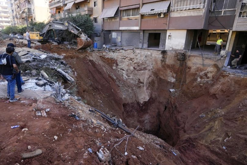 Az egyik bomba becsapódásának helyén mély kráter keletkezett