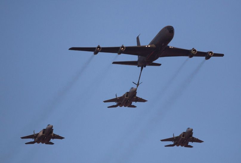 Az izraeli légierő Boeing 707-ese a levegőbe utántölti az F–15I jelzésű vadászgépeket, 2013-ban