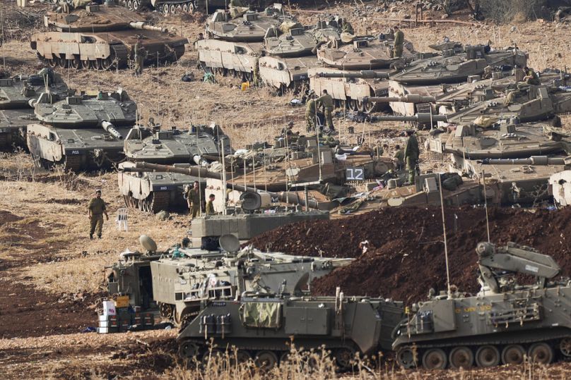 Des soldats israéliens et des chars dans une zone de transit dans le nord d'Israël près de la frontière israélo-libanaise, le 1er octobre 2024.