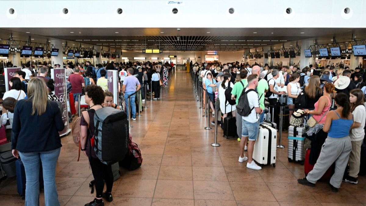 ‘Een race naar de bodem’: Brussels Airport annuleert honderden vluchten omdat werknemers staken