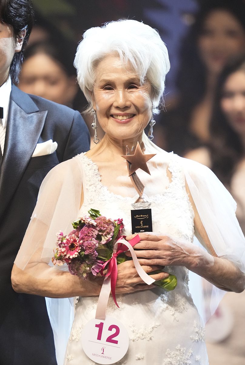 Choi Soon-hwa, de 81 anos, posa depois de ganhar o prémio de melhor vestido para a Miss Universo Coreia 2024, em Seul