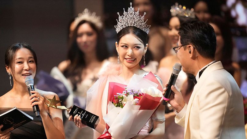 Han Ariel, una estudiante de moda de 22 años, celebra su victoria en Miss Universo Corea 2024.