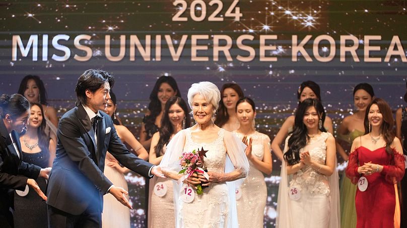 Choi Soon-hwa, de 81 anos, posa depois de ganhar o prémio de melhor vestido para a Miss Universo Coreia 2024