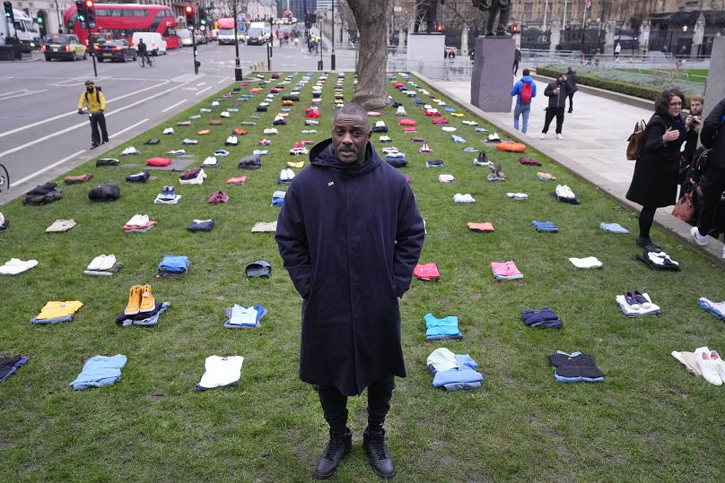 El actor británico Idris Elba se encuentra en la Plaza del Parlamento con ropa que representa el costo humano de los delitos con cuchillos en el Reino Unido en Londres.