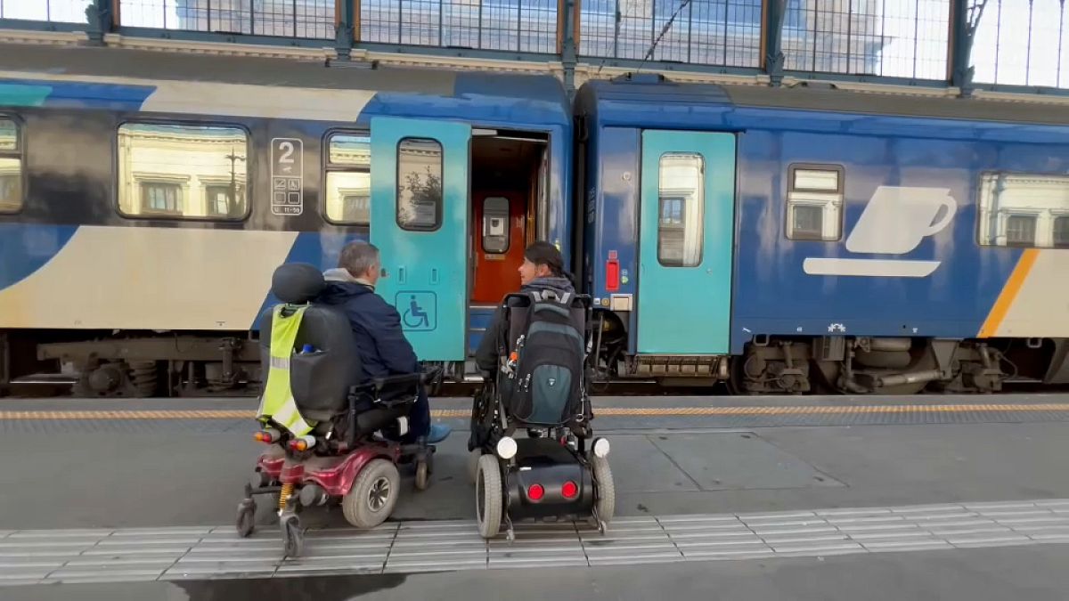 A mozgáskorlátozottak többségének még mindig lehetetlenség közlekednie Magyarországon