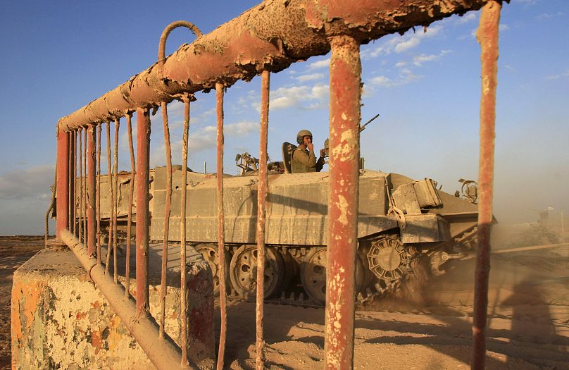 Un vehículo blindado israelí entra en el corredor Philadelphi, cerca de la ciudad palestina de Rafah, en el sur de Gaza, 19 de octubre de 2006.