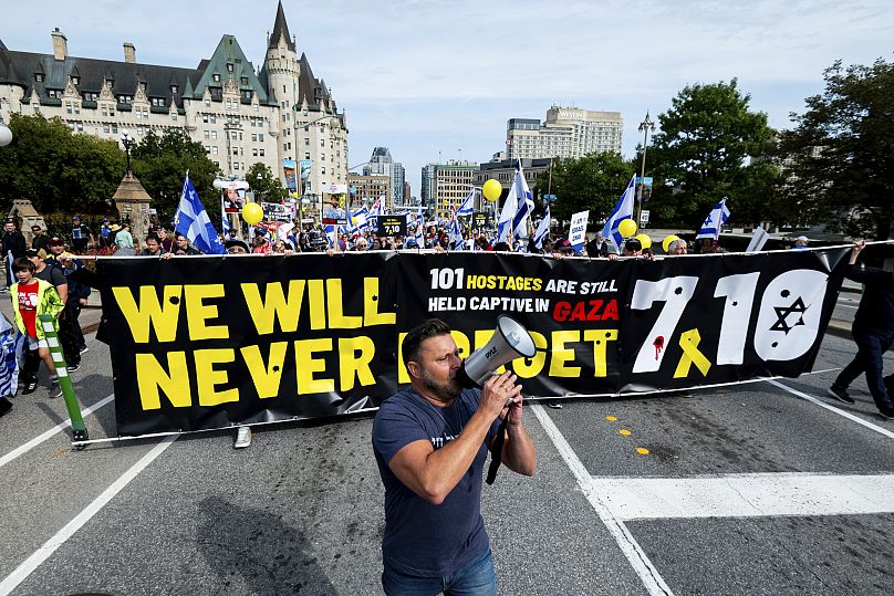 Manifestantes pro-Israel corean mientras marchan hacia la Colina del Parlamento desde el Ayuntamiento durante una ceremonia en Ottawa, 6 de octubre de 2024.