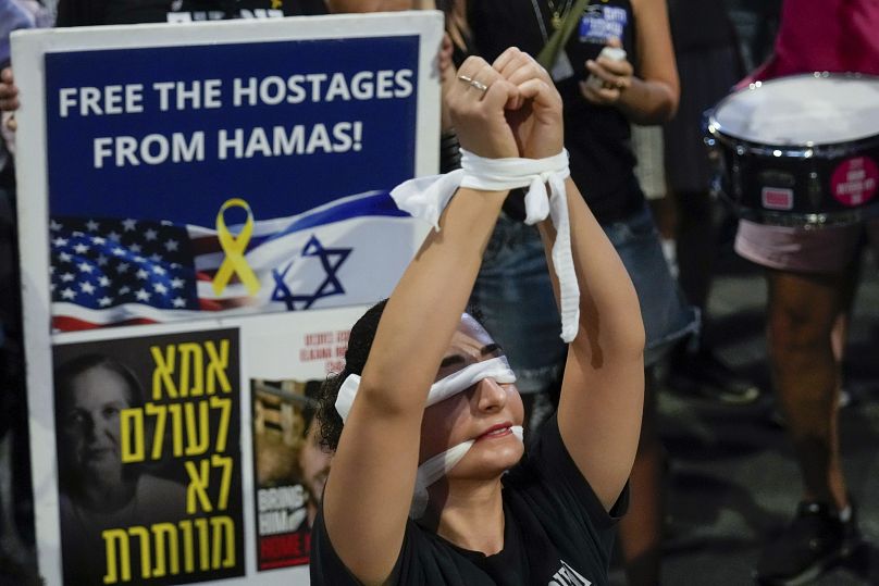 Una mujer lleva los ojos vendados durante una protesta en Tel Aviv para pedir un acuerdo de alto el fuego y la liberación inmediata de los rehenes retenidos en Gaza por Hamás,