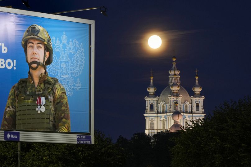 Der Mond ist über der Smolny-Kathedrale in St. Petersburg zu sehen, 20. August 2020.