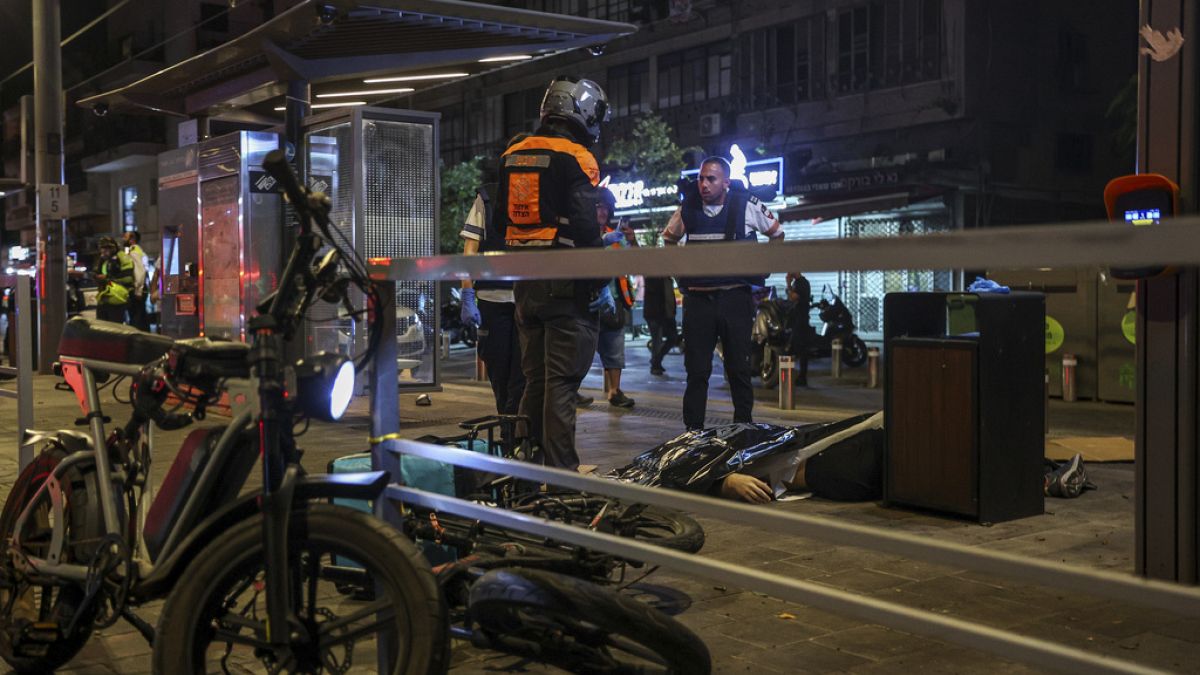 Terrortámadás történt Tel-Avivban, civilek lőtték le a két fegyverest