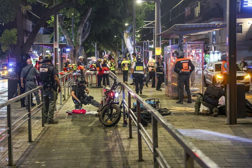 Yafa'daki terör saldırısının ardından İsrail polisi ve acil durum görevlileri bir cesedin yanında duruyor, 1 Ekim 2024