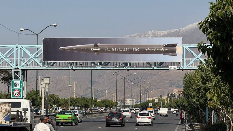 پوسترهایی از موشک فتاح با نوشته‌ «بسیار گریه خواهید کرد» بر روی آن در نقاط مختلف تهران نصب شده است