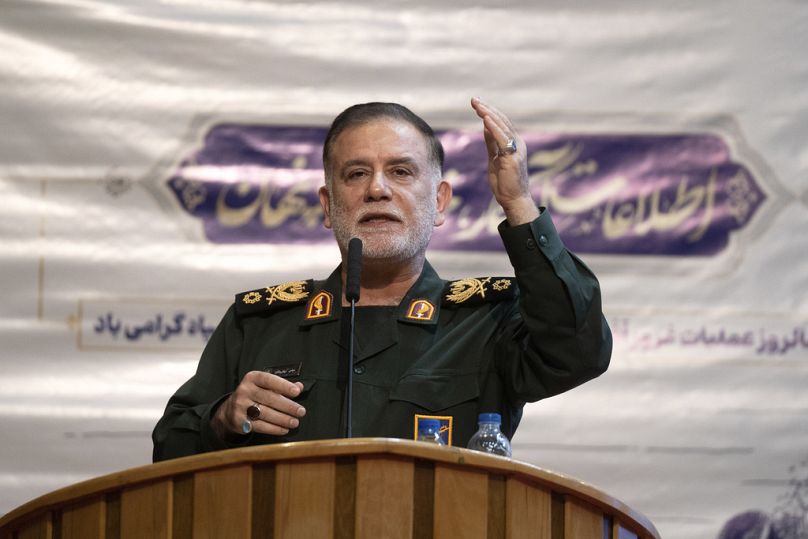 Nesta foto fornecida pela Agência de Notícias Fars, o general da Guarda Revolucionária Iraniana Abbas Nilforushan discursa numa reunião em Teerão, 5 de fevereiro de 2024