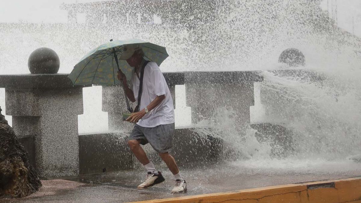 Der verheerende Hurrikan Karthon zieht auf Taiwan zu und Tausende von Einwohnern werden evakuiert