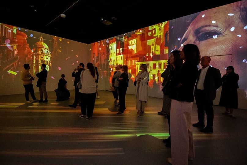 Sala com videomapping 360º exibe um espetáculo de 10 minutos sobre o percurso da artista