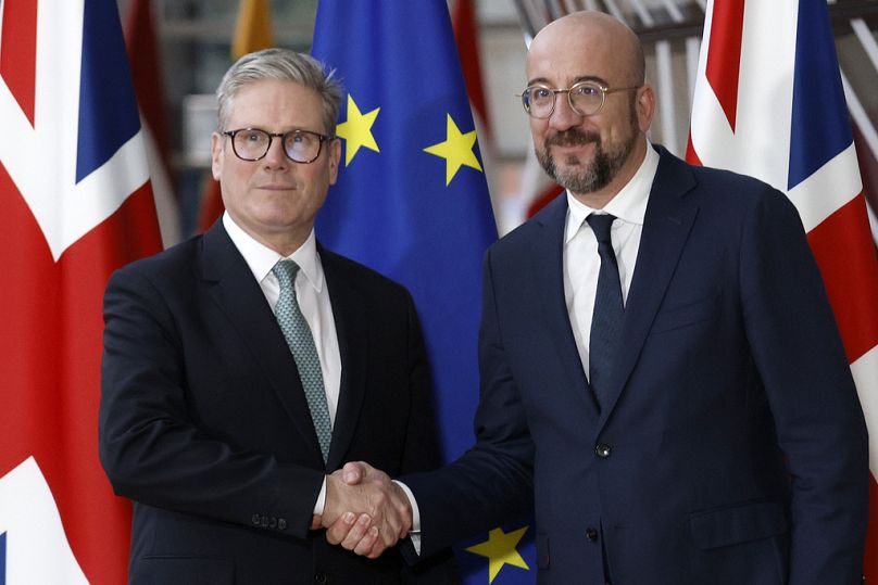 Il premier britannico Keir Starmer viene accolto dal presidente del Consiglio europeo Charles Michel nella sede della Commissione europea, Bruxelles, 2 ottobre 2024