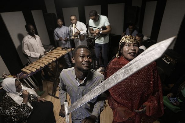 Les danseurs de la troupe soudanaise Camirata exécutent la danse Al Saysaed de l'est du Soudan pendant une répétition, au Caire, en Égypte, le 10 septembre 2024