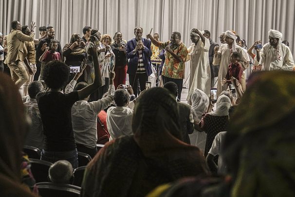 Le fondateur de la troupe soudanaise Camirata salue le public soudanais et étranger à la fin d'un spectacle au centre culturel russe du Caire, en Égypte, le 15 septembre 2024