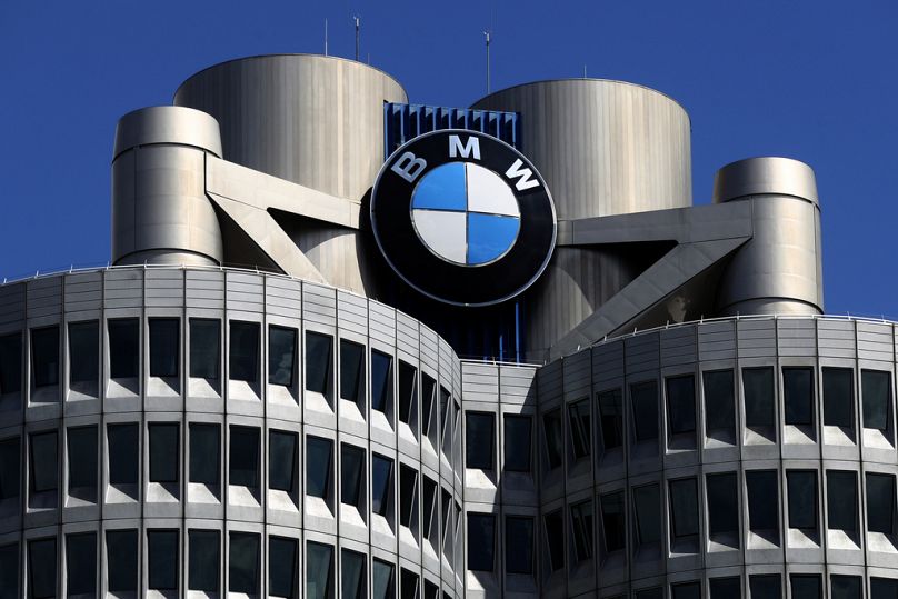 ARQUIVO - O logótipo do fabricante alemão de automóveis BMW é fixado na sede da empresa em Munique, Alemanha, na sexta-feira, 14 de maio de 2021. 