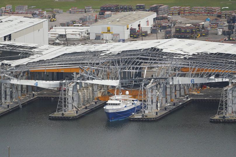 Un quai et un navire endommagés après le passage de l'ouragan Ida, en septembre 2021, à Port Fourchon en Louisiane.