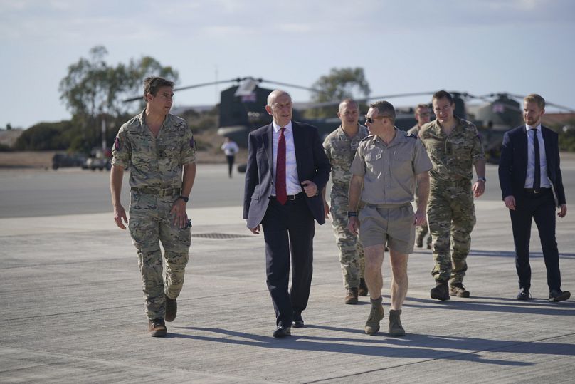 John Healey október 2-án az RAF Akrotiri bázisán járt 