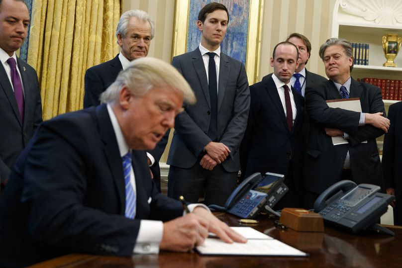 Donald Trump elnöki rendeletet ír alá 2017 január 23-án. A kép jobbszélén Steve Bannon, Fehár Házi tanácsadó