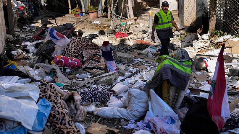 Um paramédico do Hezbollah caminha entre destroços depois de um ataque aéreo ter atingido um apartamento num edifício de vários andares, no centro de Beirute.