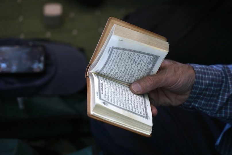شخص يقرأ القرآن الكريم 