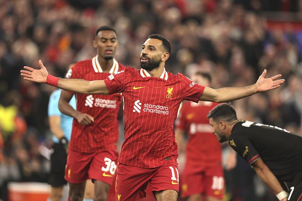 Mohamed Salah célèbre le 2e but de Liverpool contre Bologne au stade Anfield à Liverpool, Angleterre, le 2 octobre 2024