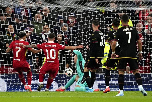 Alexis Mac Allister marque le premier but lors du match entre Liverpool et Bologne au stade Anfield de Liverpool, en Angleterre, le 2 octobre 2024