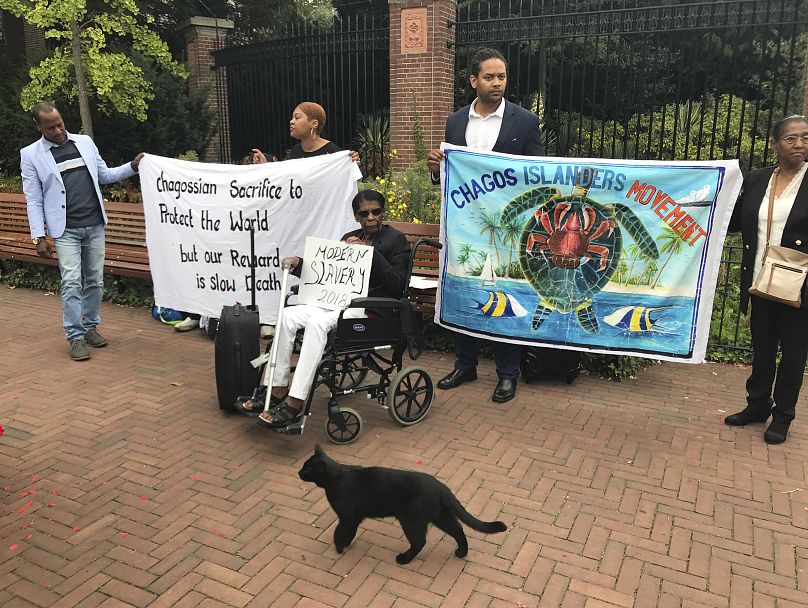 بومیان جزایر چاگوس در بیرون از دادگاه لاهه هلند در سال ۲۰۱۸