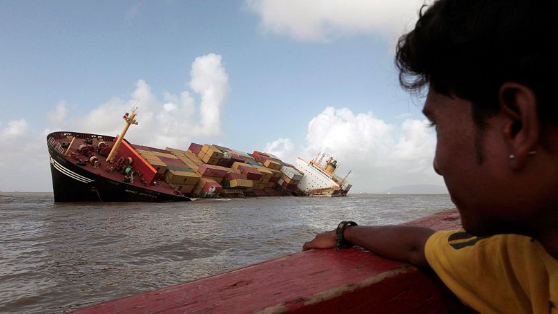 Bir adam, Ağustos 2010'da Hindistan'ın Mumbai kenti yakınlarında Arap Denizi'nde MV-Khalijia-II adlı gemiyle çarpışan konteyner gemisi MSC Chitra'ya bakıyor.