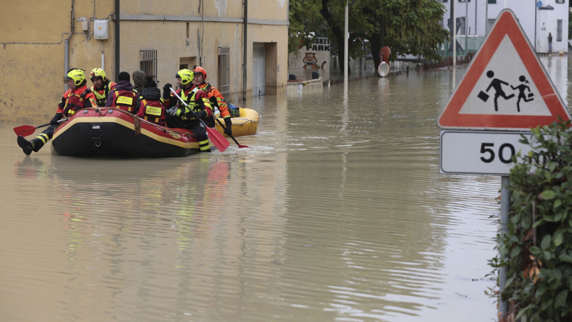 Maltempo in Italia piogge forti trasformano strade siciliane in fiumi