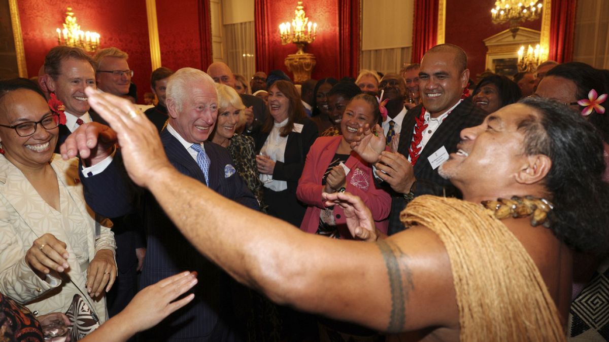 No Comment. Le roi danse ! Charles III s'essaie à la danse samoane