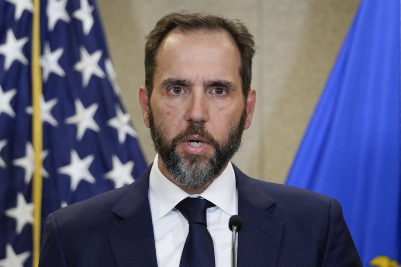 المستشار الخاص جاك سميث يتحدث إلى وسائل الإعلام حول لائحة الاتهام الموجهة إلى الرئيس السابق دونالد ترامب في واشنطن