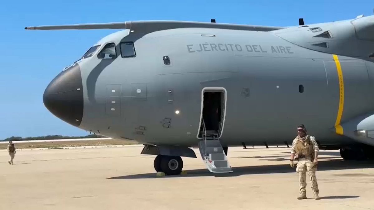 Spain begins evacuation of its citizens from Lebanon: the first two planes take off to Madrid