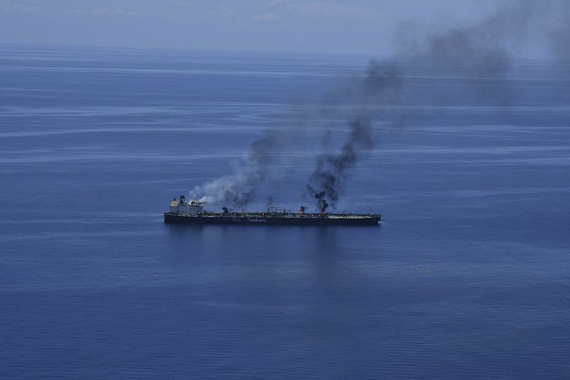 اندلاع النيران على متن ناقلة النفط "سونيون" في البحر الأحمر عقب هجمات شنها الحوثيون، أغسطس/آب 2024.