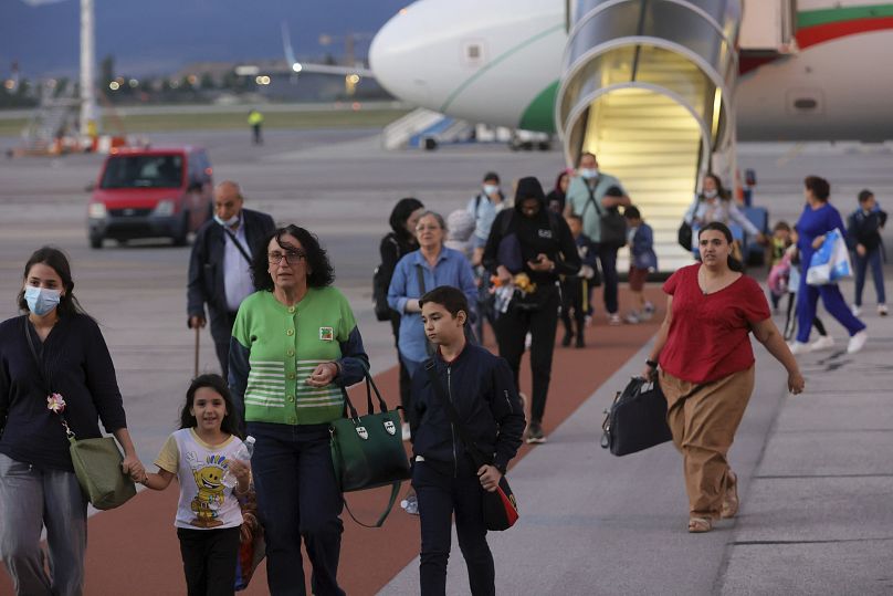 Des ressortissants bulgares à leur arrivée à Sofia, le 30 september 2024