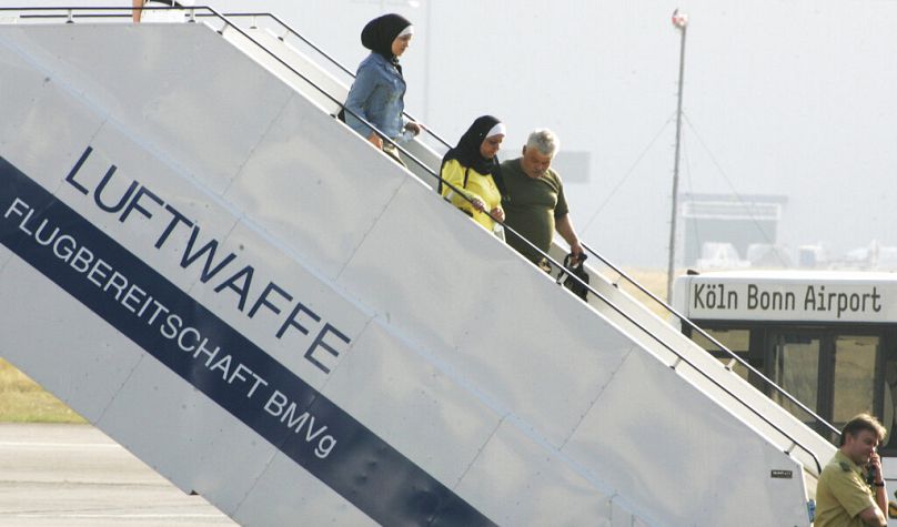 Evakuierte aus dem Libanon verlassen den Airbus A310 der deutschen Luftwaffe nach ihrer Ankunft auf dem militärischen Teil des Kölner Flughafens. 21. Juli 2006.