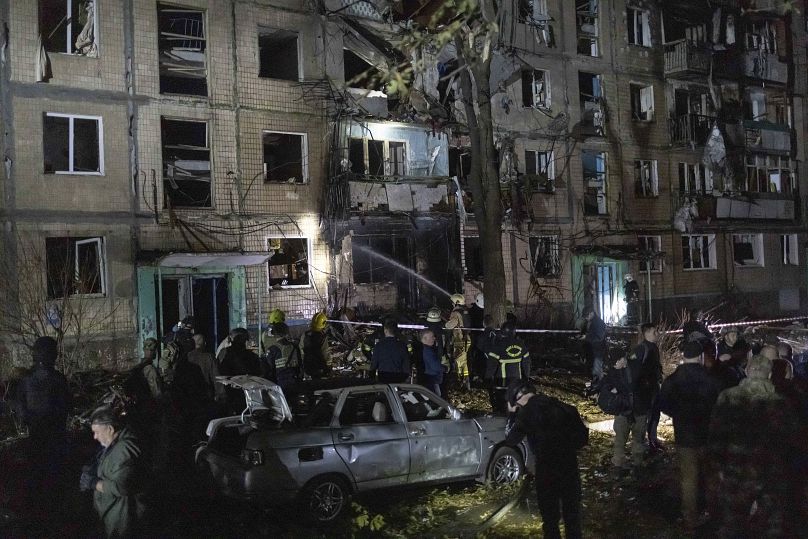 Rescatistas retiran los escombros de un edificio dañado por un ataque aéreo ruso en Járkov, 2 de octubre de 2024.