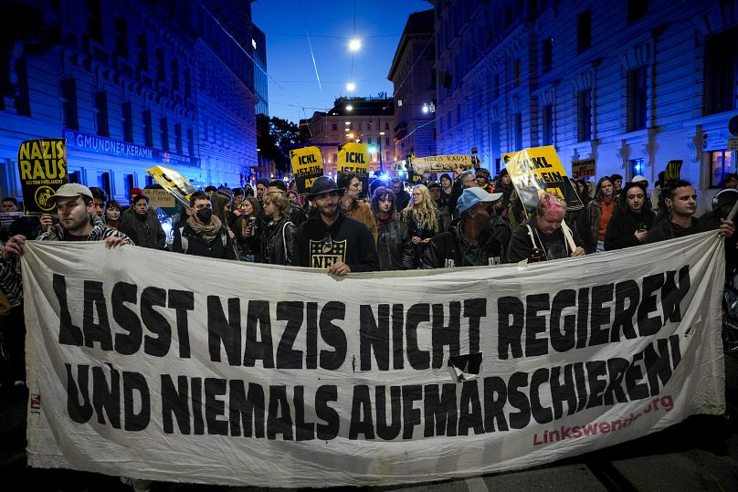 Une bannière "Ne laissez pas les nazis gouverner et ne les laissez jamais marcher", à Vienne, en Autriche, dimanche 29 septembre 2024, après la fermeture des bureaux de vote.
