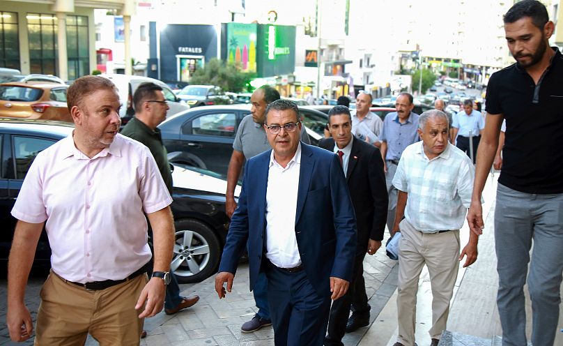 المرشح الرئاسي التونسي زهير المغزاوي، يلتقي بسكان أحد الأحياء خلال جولته الانتخابية قبل الانتخابات الرئاسية المقبلة، تونس، الخميس 26 سبتمبر/أيلول 2024.