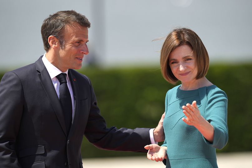 Maia Sandu salue le président français Emmanuel Macron lors de son arrivée au sommet de la Communauté politique européenne à Bulboaca, en Moldavie, le jeudi 1er juin 2023.