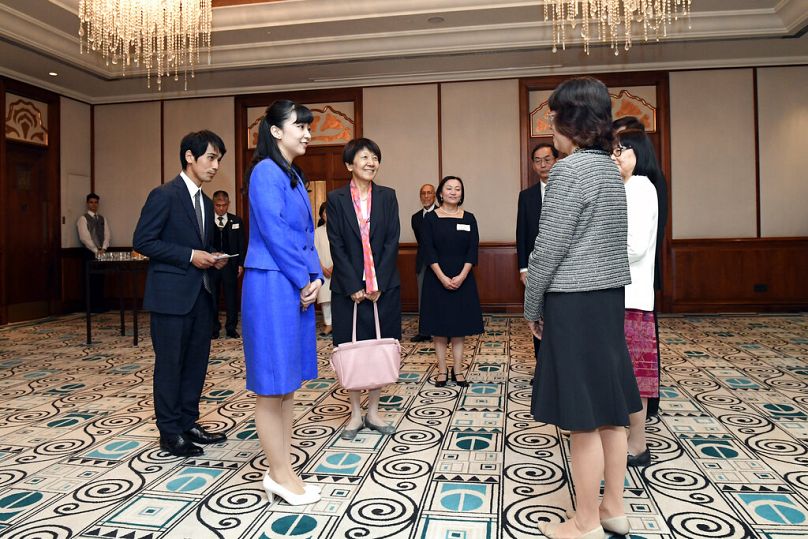 2019 szeptemberében a japán Kako hercegnő járt Budapesten, itt a Four Seasons szálloda egyik termében látható