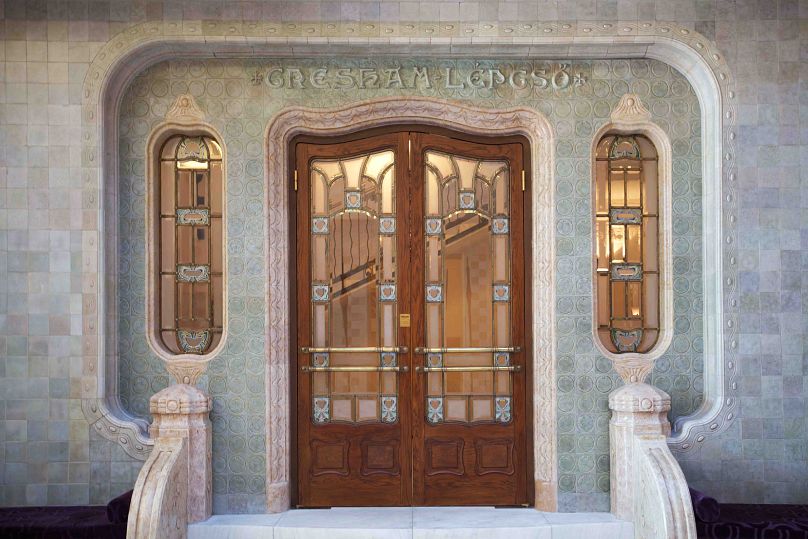 Az Art Deco jellegzetes elemeként szecessziós betűtípussal írt feliratok és égetett mázas kerámiaborítások jelennek meg az épületben 