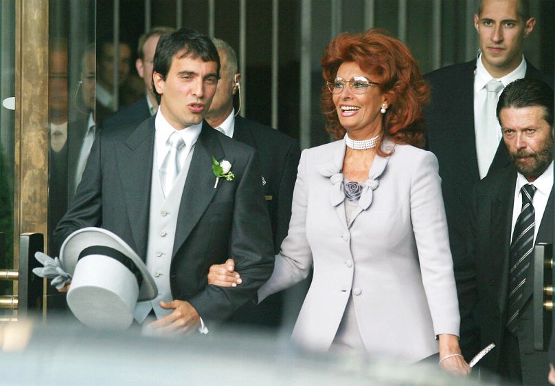 A legendás olasz színésznő, Sophia Loren fia esküvőjének a napján 2004 szeptemberében, amint elhagyja a szálloda épületét ure,