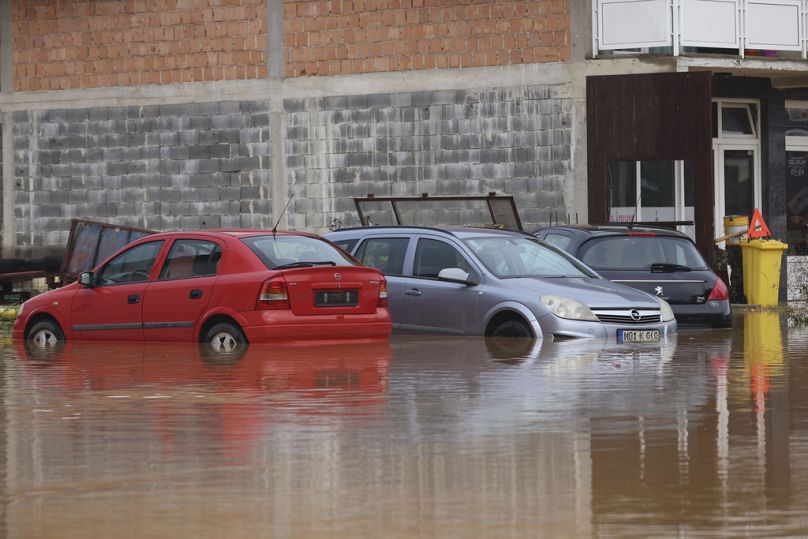 مركبات مغمورة جزئيًا بمياه الفيضانات خارج مبنى سكني في قرية كيسلياك شمال البوسنة، الجمعة، 4 أكتوبر/تشرين الأول 2024. (AP Photo/Armin Durgut)